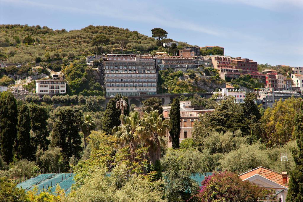 Hotel Bristol Соренто Екстериор снимка