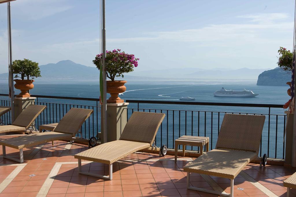 Hotel Bristol Соренто Екстериор снимка