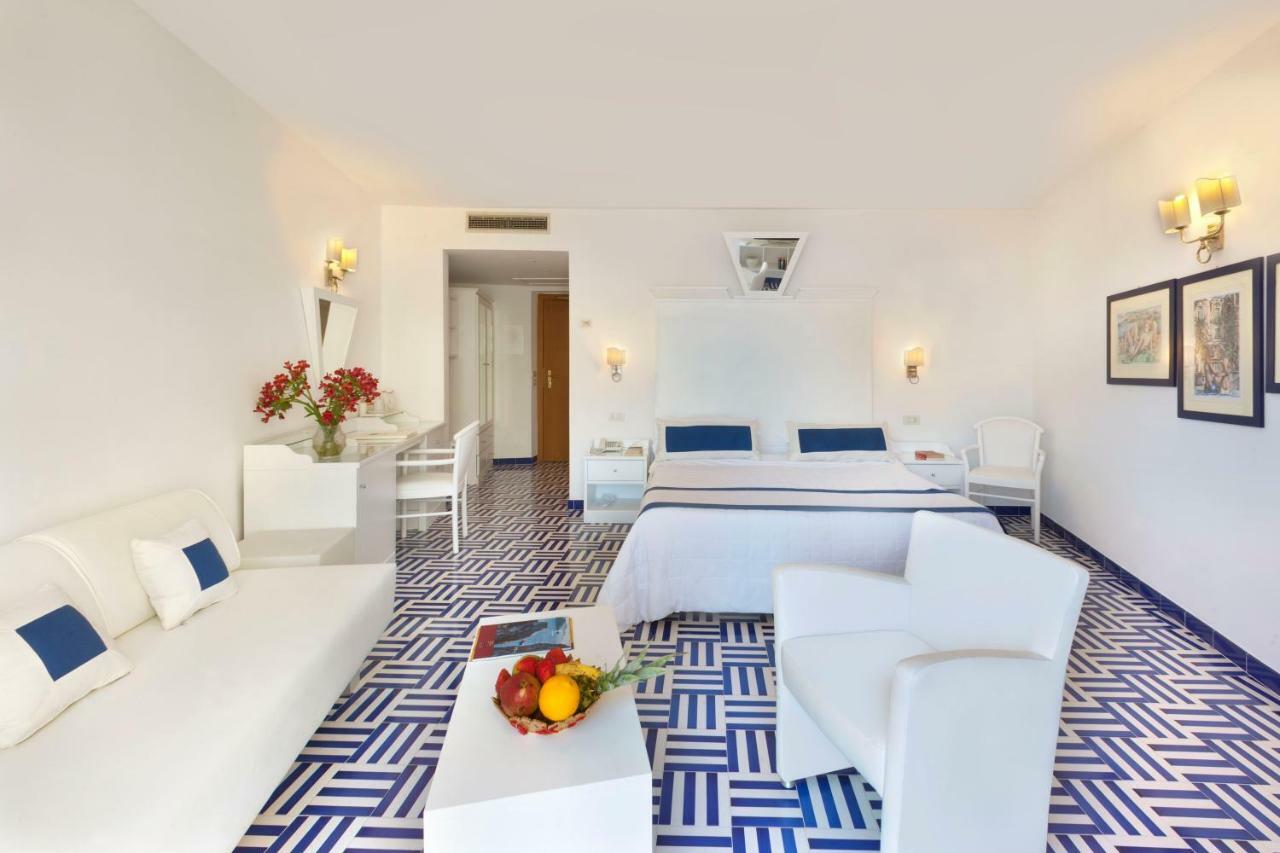 Hotel Bristol Соренто Екстериор снимка