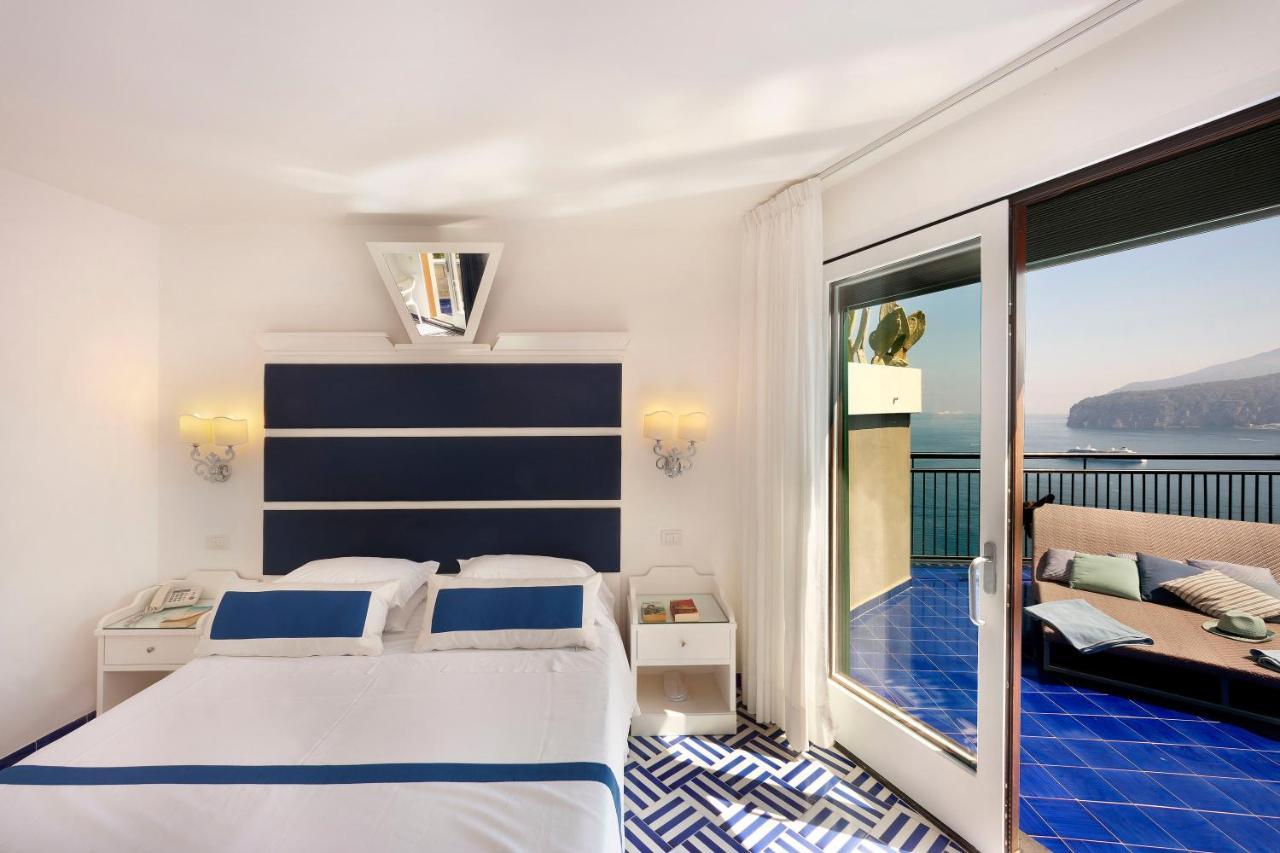 Hotel Bristol Соренто Екстериор снимка