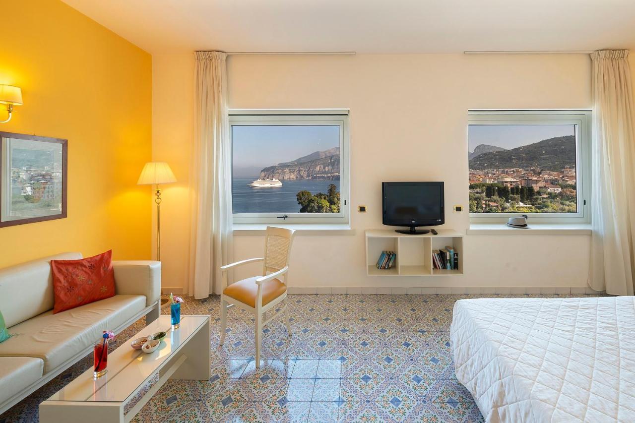 Hotel Bristol Соренто Екстериор снимка